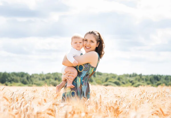 Bebek bebeği bir çayırda kadınla — Stok fotoğraf