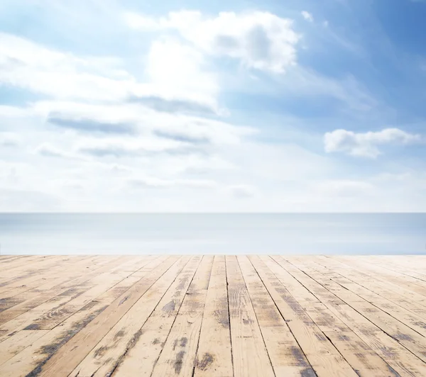 Muelle de madera, mar y cielo azul —  Fotos de Stock