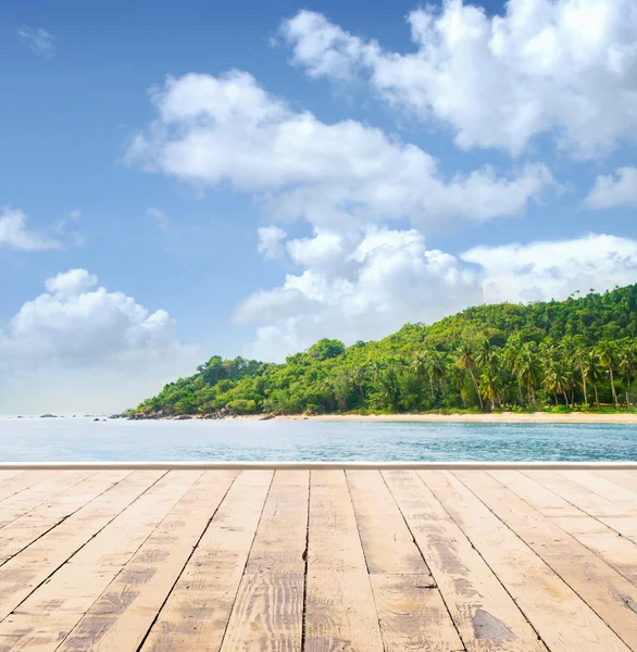 Houten pier, zee en een blauwe hemel — Stockfoto