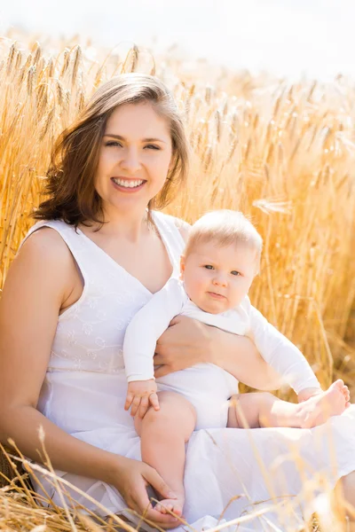 풀밭에서 그녀의 유아 아기 가진 여자 — 스톡 사진