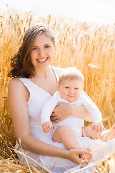 Bir alandaki bebek bebeği olan kadın