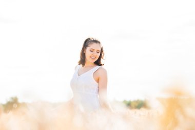 Genç ve mutlu kadın Rye bir çayırda