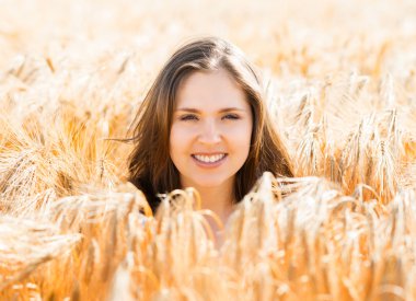 Genç ve mutlu kadın Rye bir çayırda