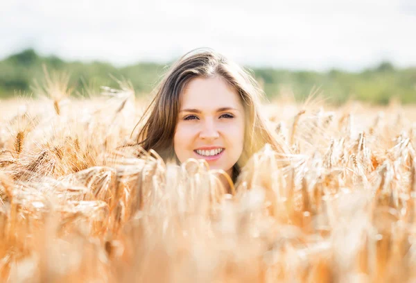 Mulher jovem e feliz em um prado de centeio — Fotografia de Stock