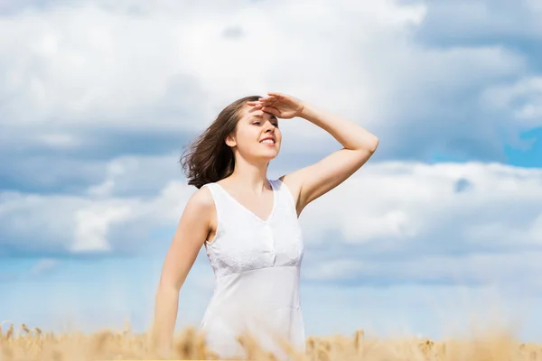 Mujer joven y feliz en un prado de centeno —  Fotos de Stock