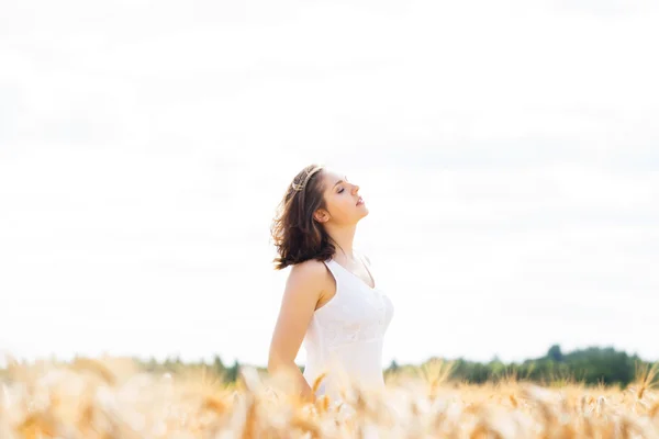 Mulher jovem e feliz em um prado de centeio — Fotografia de Stock