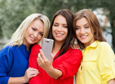 Üç kadın bir selfie Park yapıyor