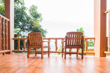 Balkonda iki sandalye