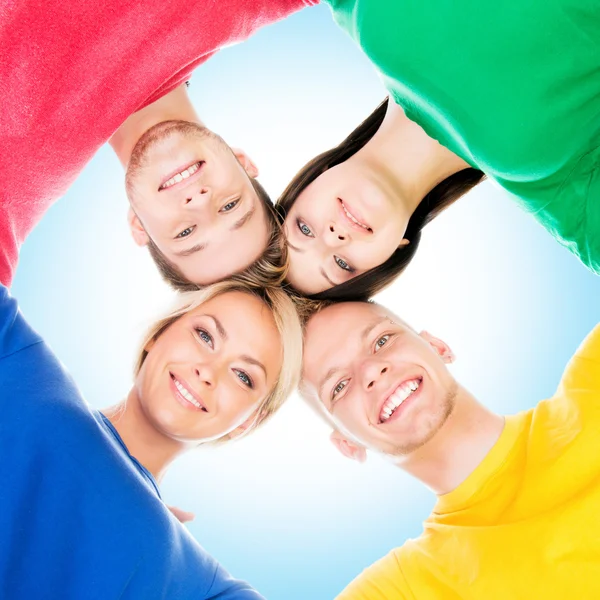 Šťastní studenti v barevné oblečení stojí dohromady — Stock fotografie