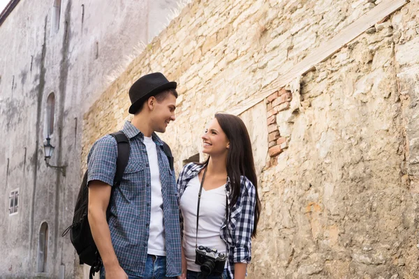 Güzel, eski şehirde keyifli bir yürüyüş sahip çift gülümseyen — Stok fotoğraf