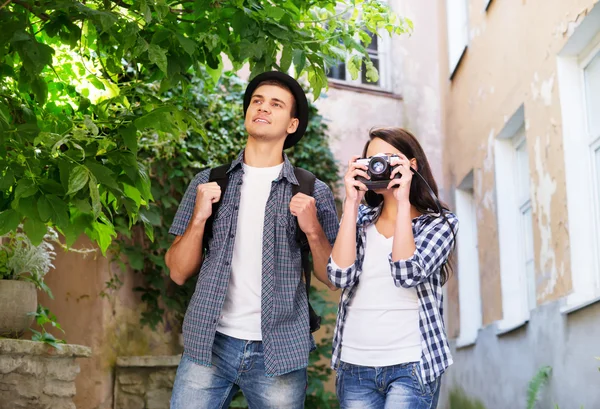 Casal jovem fazendo fotos como turistas — Fotografia de Stock