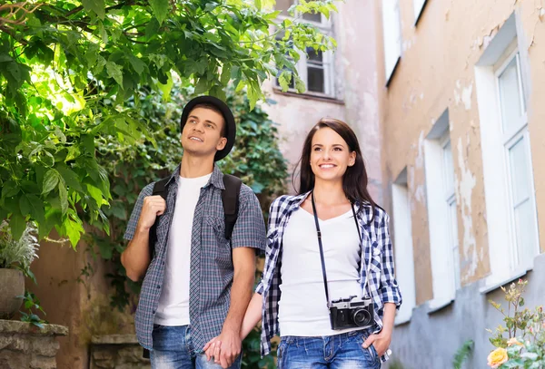 Jeune couple de touristes explorant une vieille ville — Photo