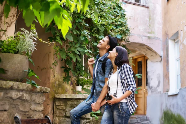 若いカップルいる旧市街を散策する観光客 — ストック写真