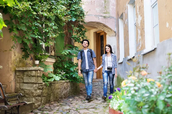 Ungt par som turister att utforska en gammal stad — Stockfoto