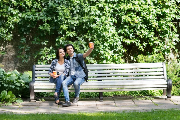 Piękna młoda para robi selfie w parku — Zdjęcie stockowe