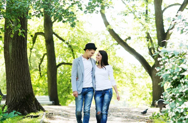 Young couple on a date in the park — Stock Photo, Image