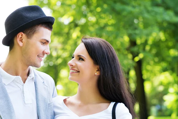 Schöner Mann schenkte seiner wunderschönen Freundin eine Rose — Stockfoto