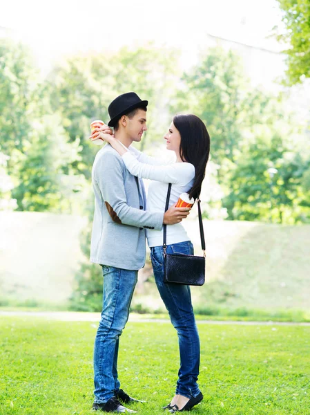 Joven hermosa pareja de longitud completa en el parque — Foto de Stock