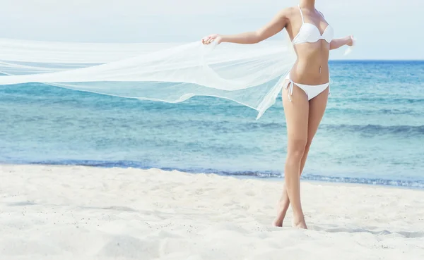 Ung och vältränad tjej i bikini på en sommar strand — Stockfoto