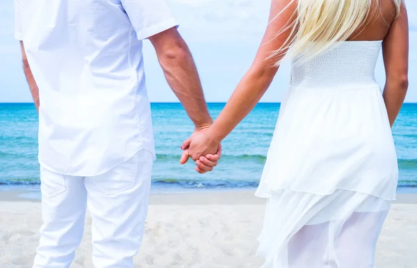 Pareja cariñosa caminando y abrazándose en la playa —  Fotos de Stock