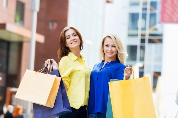 Mulheres com sacos de compras — Fotografia de Stock