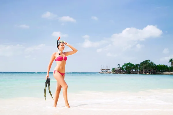 Kvinnan poserar på stranden — Stockfoto