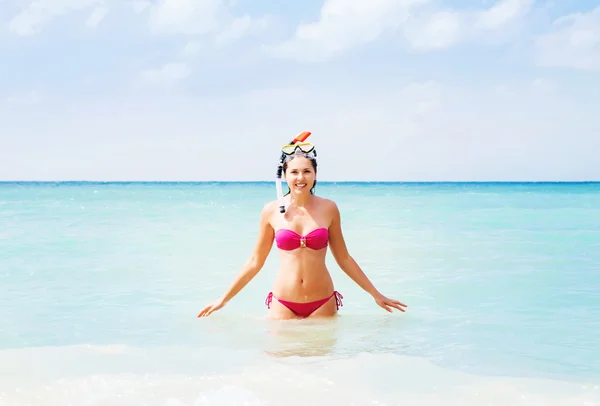 Donna in posa sulla spiaggia — Foto Stock