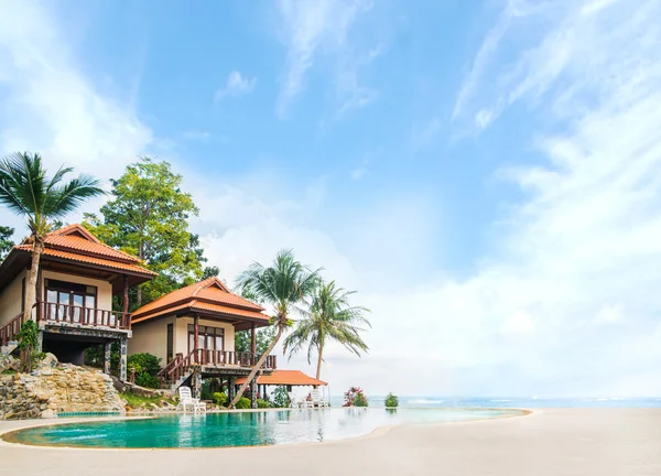 Beautiful Tai bungalow with a swimming pool — Stock Photo, Image