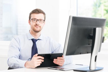  Ofiste çalışan iş adamı