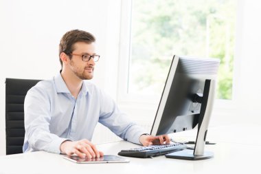  Ofiste çalışan iş adamı