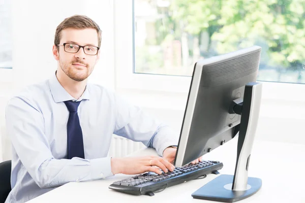 Geschäftsmann arbeitet im Büro — Stockfoto