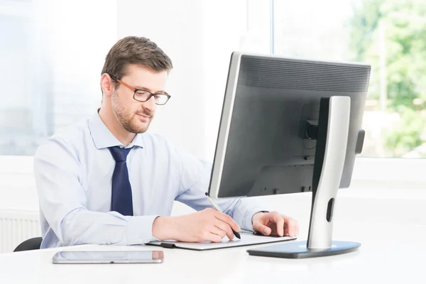 Hombre de negocios trabajando en la oficina — Foto de Stock