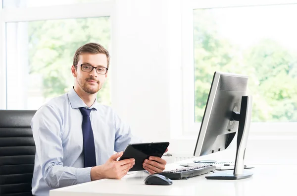 Geschäftsmann arbeitet im Büro — Stockfoto