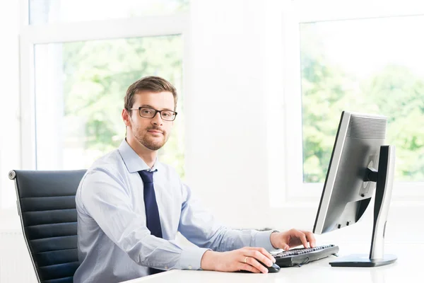 Geschäftsmann arbeitet im Büro — Stockfoto