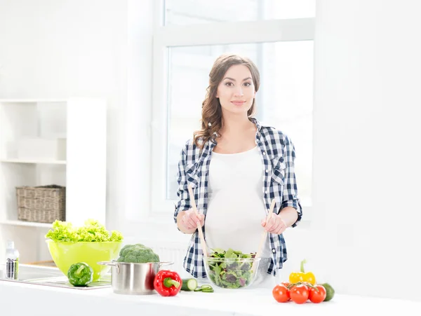 妊娠中の女性は食糧を準備します。 — ストック写真