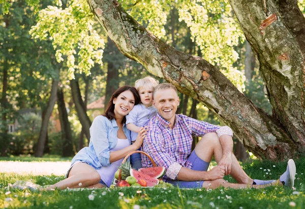 Family sitting in the park — Stock Photo, Image