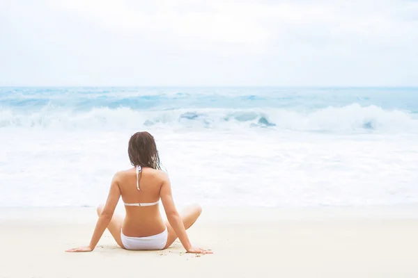 Jovem mulher na praia — Fotografia de Stock