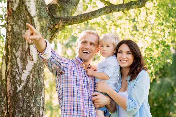 Feliz familia sonriente —  Fotos de Stock