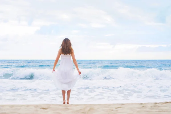 Girl walking to the ocean — Stock Photo, Image