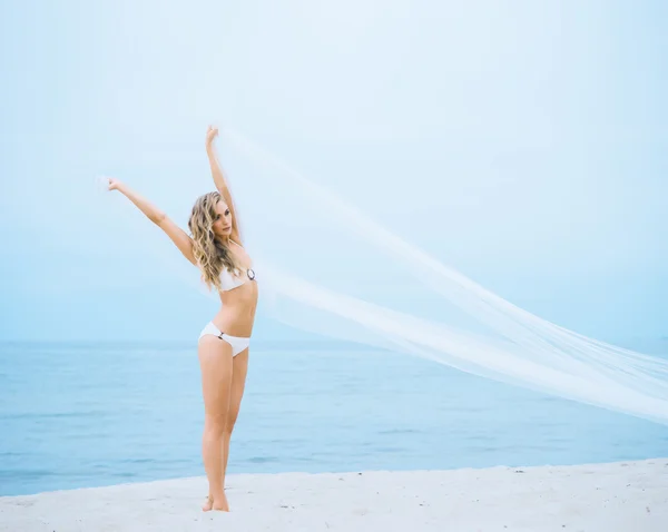 Fille en bikini blanc — Photo