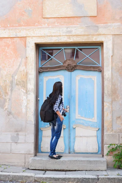 Tourist opening door to a hostel — Stock Photo, Image