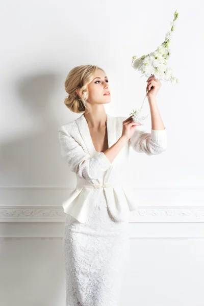 Bride in  retro interior — Stock Photo, Image