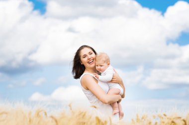 Bebek bebeği ile oynayan kadın