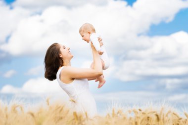 Bebek bebeği ile oynayan kadın