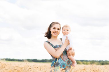 Bebek bebeği ile oynayan kadın