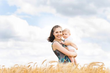Bebek bebeği ile oynayan kadın