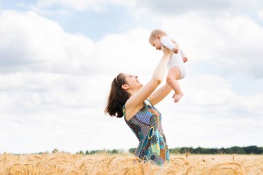 Bebek bebeği ile oynayan kadın