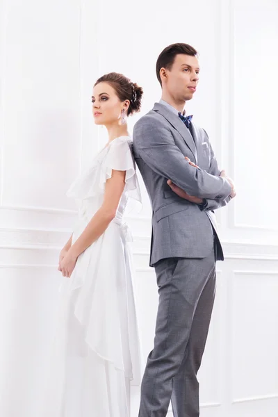 Sposa in abito bianco e bello sposo — Foto Stock