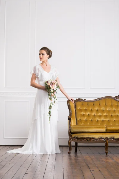 Mooie bruid met boeket — Stockfoto