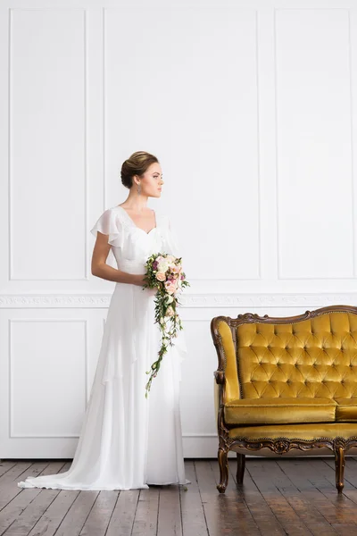 Schöne Braut mit Strauß — Stockfoto